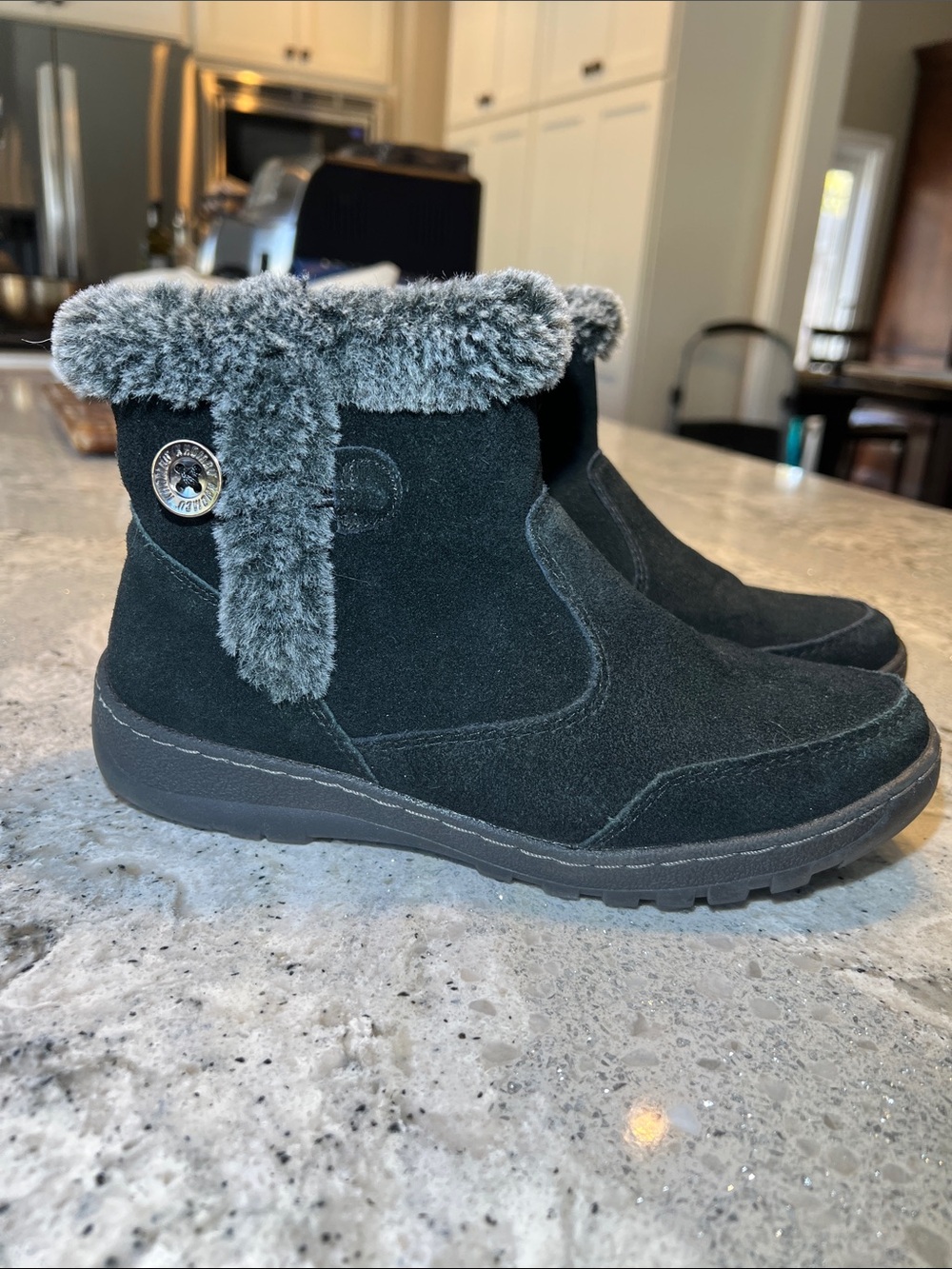 Khombu Black Iris Winter Boots Faux Fur Trim Size 6.5 Like New